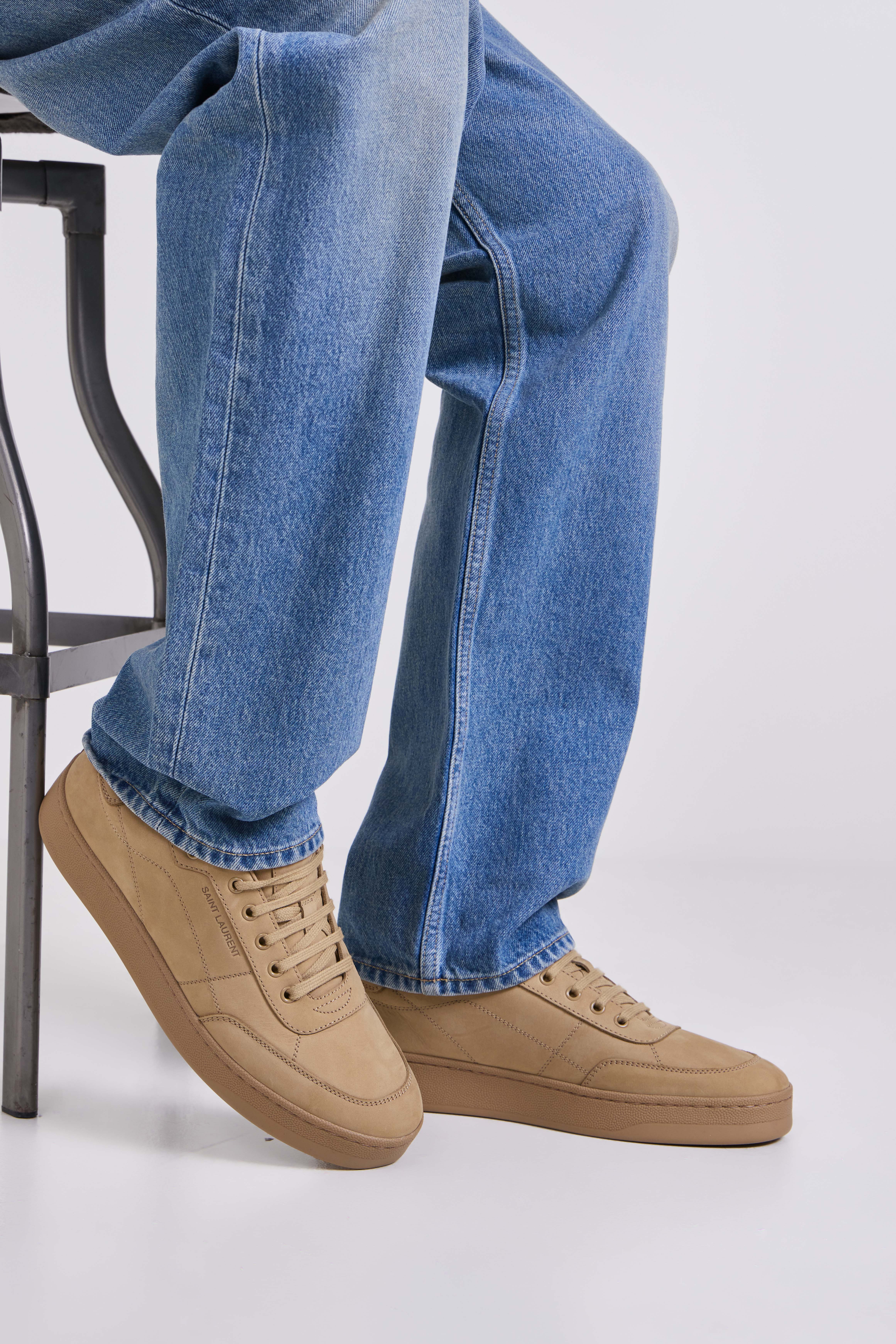 תמונת כל הלוק של נעלי סניקרס